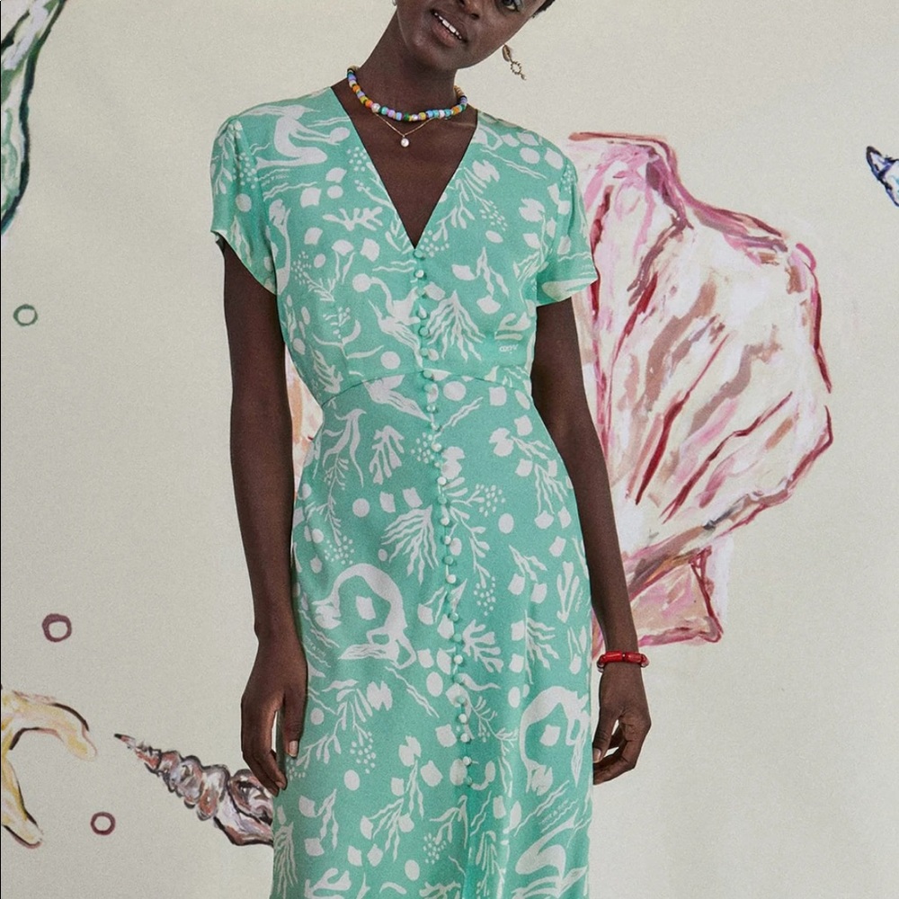 SOLD- RIXO ASPEN - SEA LIFE DUSK MINT CREAM
Cap Sleeve Midaxi Dress